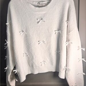 No Boundaries Women's Cream Bow-Appliqué Crewneck Sweater